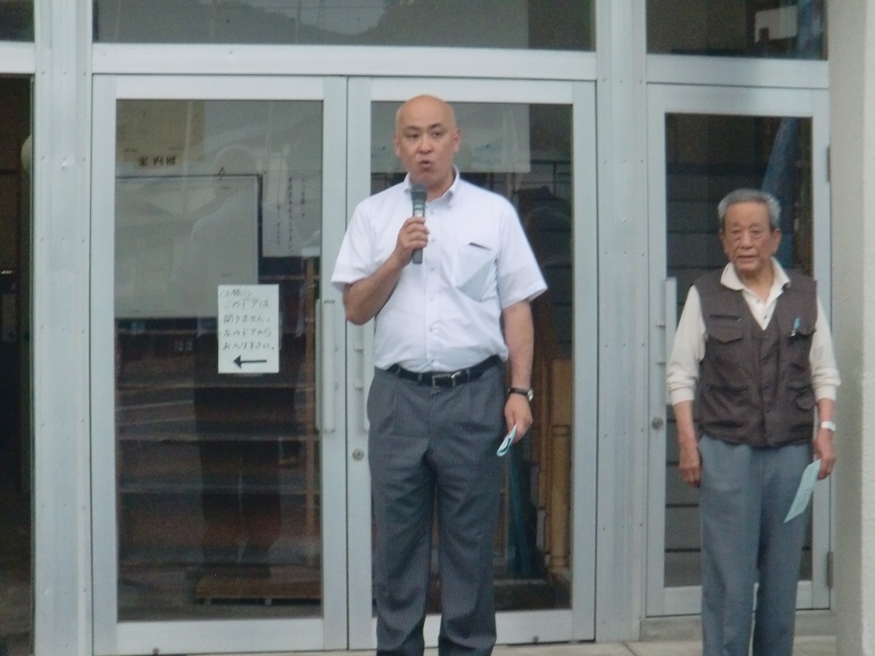 遠野集会であいさつする平環県センターの金田一事務局長。隣は佐々木譲実行委員長。