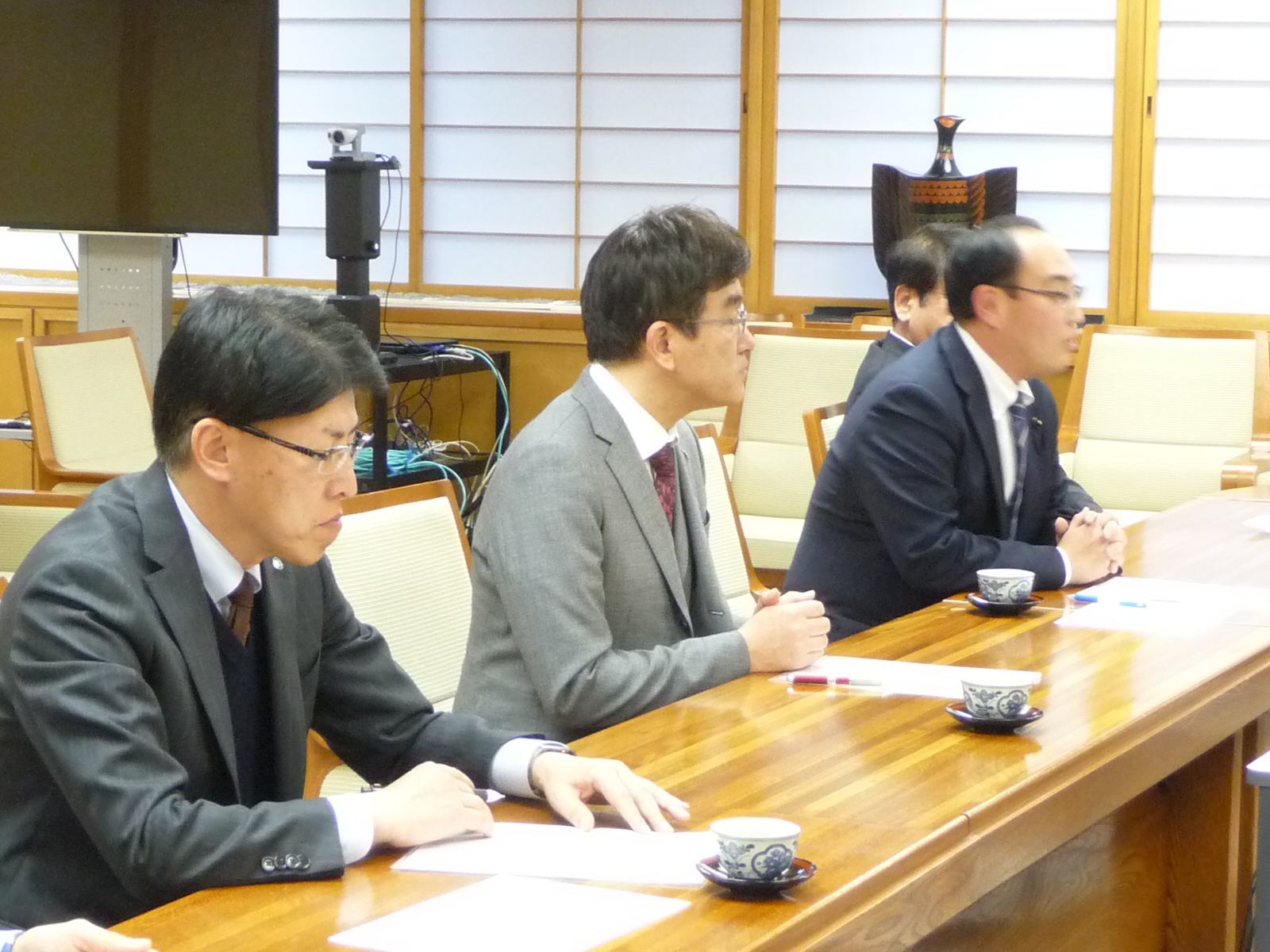 県の対応を要請する八幡会長（左から２人目）、佐藤事務局長（左端） 