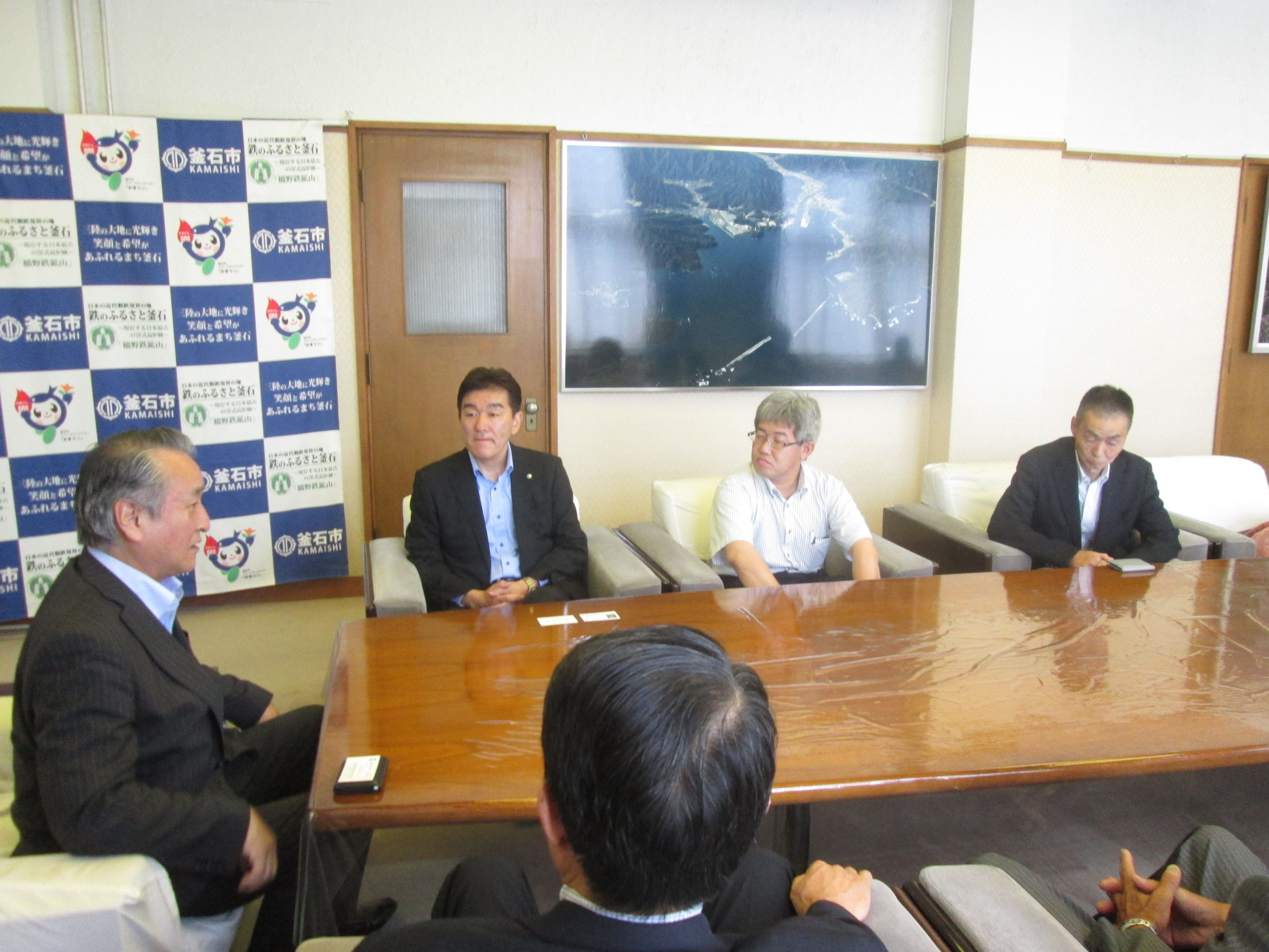釜石市長（左端）と意見交換