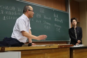 大学の学費について学生と論じる佐藤副会長