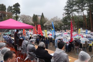 壇上来賓も雨装備