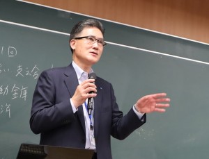 民間銀行とのちがいを語る菅原さん