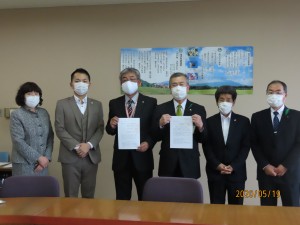 （写真左から）日向議員、猪股事務局長、三河副市長、主濱市長、森執行委員長、斉藤議員
