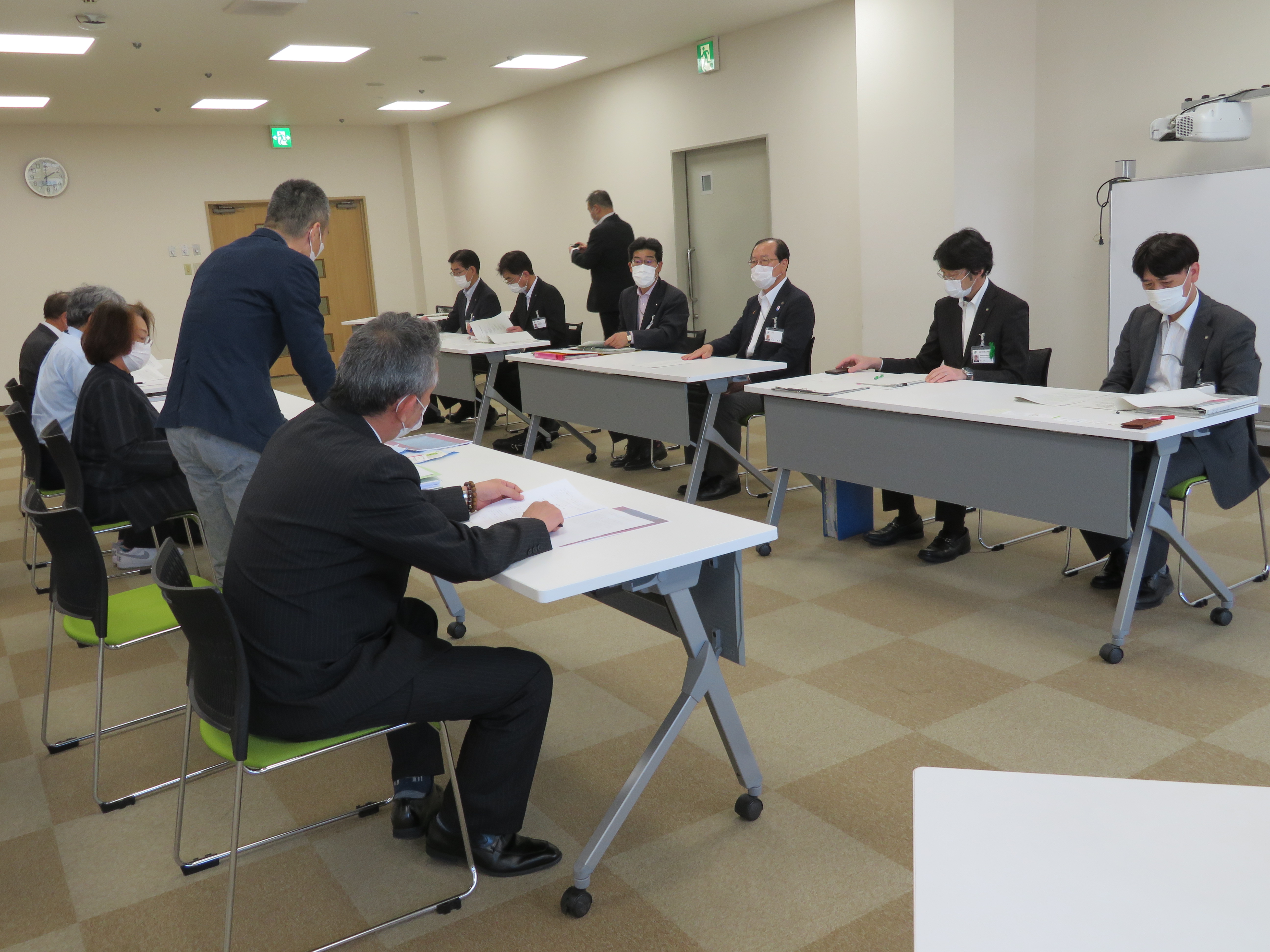 遠野市からは本田市長（右から２人目）をはじめ関係部長が出席